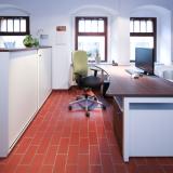 B&uuml;roarbeitsplatz bestehend aus:
Schreibtisch 180 x 80 / 100 cm
Rollcontainer 80 cm tief
Schiebet&uuml;renschrank 180 x 42 x 115 cm
Schiebet&uuml;renschrank 160 x 42 x 85 cm
SONDERPREIS NETTO: 1.500 &euro; (statt 3.800 &euro;)  zzgl. gesetzlicher MwSt.